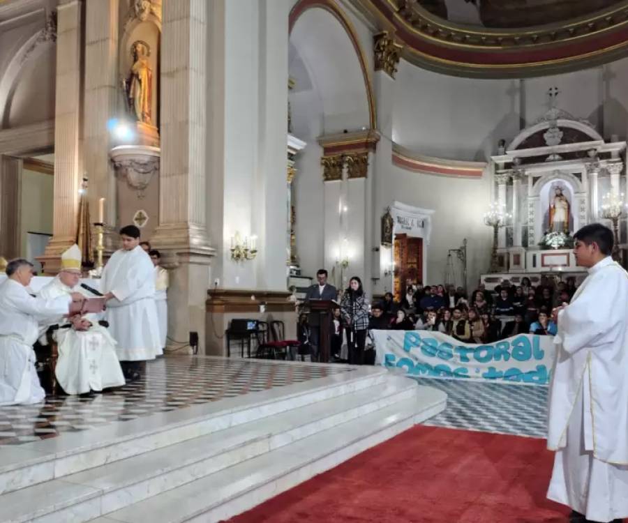 La Iglesia Diocesana celebra jubilosa el regalo de un nuevo sacerdote