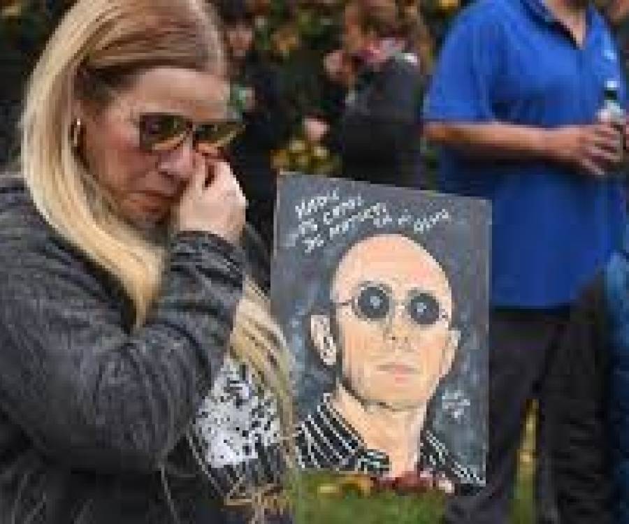 La muerte de una leyenda: una multitud ya despidió al Indio Solari y sigue llegando gente a Villa Domínico