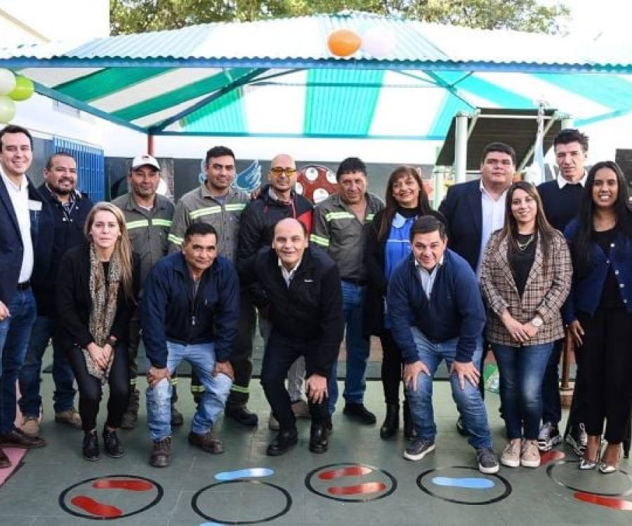 Gustavo inauguró una plaza blanda en el Jardín de Infantes de la “Clara J. Armstrong”