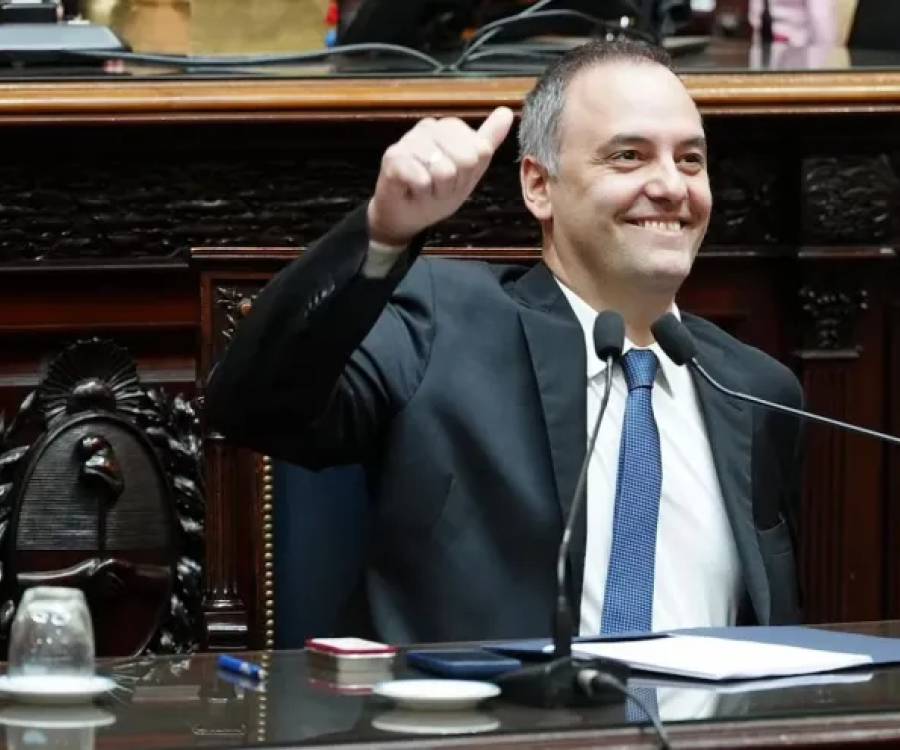 Salio ganando: Adorni podrá cobrar hasta $94 millones mensuales como director de YPF tras dejar la Jefatura de Gabinete