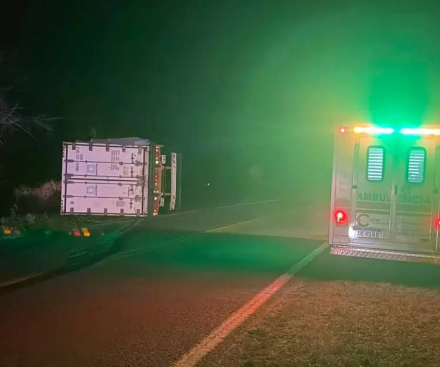 Un camión volcó, derribó postes y dejó sin energía a localidades del interior de Catamarca