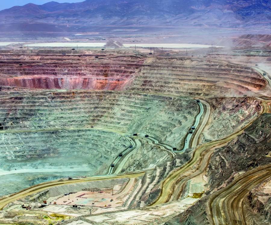 Viaje al corazón de la mina de cobre más grande del mundo: así opera Escondida, el gigante chileno que exporta US$ 14.000 millones anuales