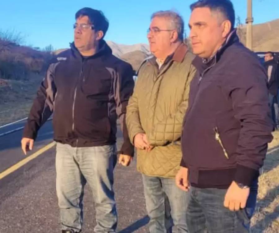 Controlaron una parte del incendio de El Rodeo: el gobernador recorrió la zona afectada