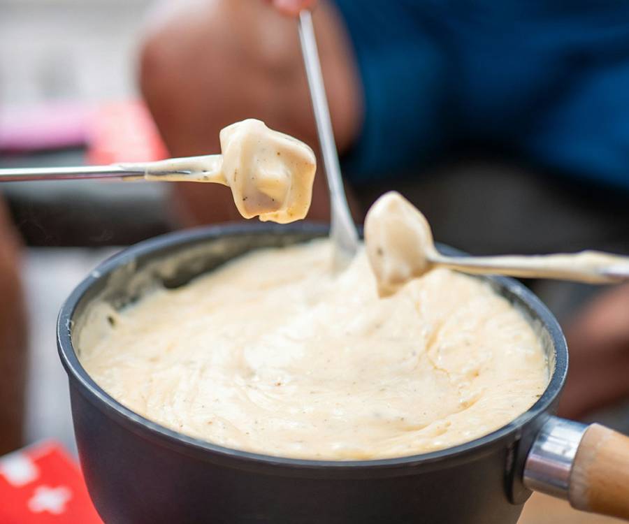 Fondue de queso: la receta que une queso, pan y buen vino