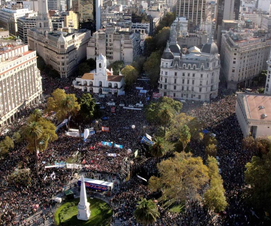Una multitud colmó la Plaza de Mayo y alrededores y criticó el recorte presupuestario