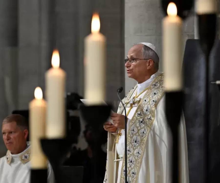 León XIV recorrió París, visitó Notre Dame y abrió una gira marcada por la paz