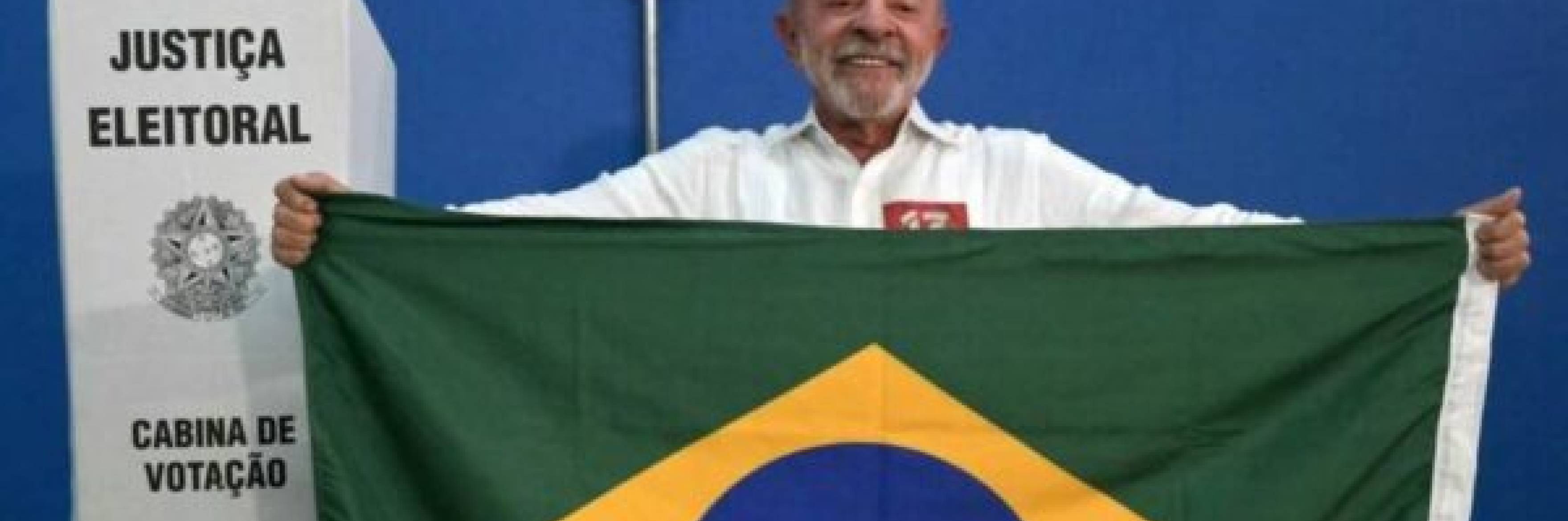 Lula da Silva ganó un histórico balotaje a Flávio Bolsonaro y asumirá un cuarto mandato en Brasil